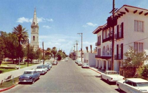 Hotel La Posada y Calle Zaragoza en Laredo Texas. Década de 1960.