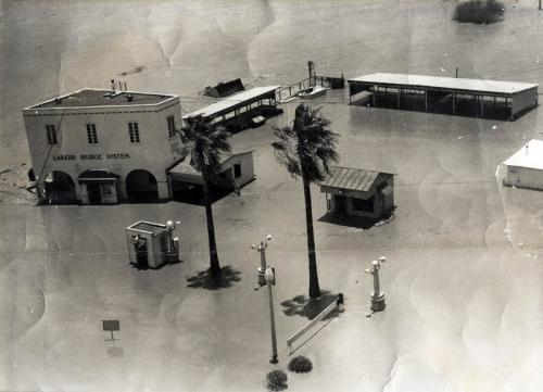 Parte de la garita de Laredo Texas durante la creciente de 1948.