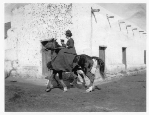 Paseo a caballo por las calles de Laredo Texas. C. a. 1900.