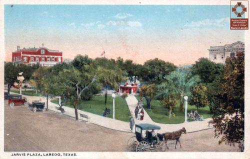 Postal coloreada con la imagen de la Plaza Jarvis de Laredo Texas. Principios de siglo XX.