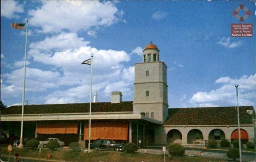 Postal con imagen de la garita de Laredo Texas. Mediados de siglo XX.