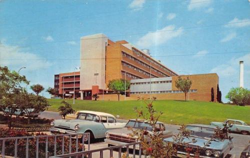 Postal con la imagen del Hospital de la Merced en Laredo Texas. C. a. 1965.