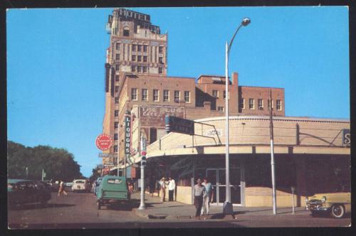 Postal con una escena del centro de Laredo Texas. Al fondo el Hotel Hamilton. Década de 1950.