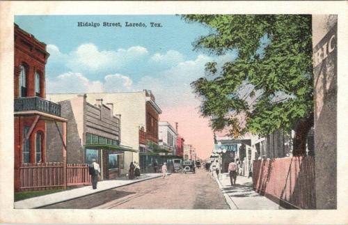 Tarjeta postal coloreada con la imagen de la Calle Hidalgo de Laredo Texas. C. a. 1915.