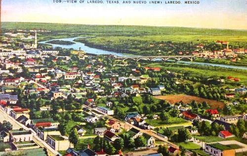 Tarjeta postal coloreada con una panorámica desde Laredo Texas. Década de 1920.