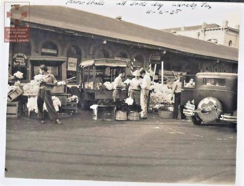 Venta de flores para el Dia de Muertos en Laredo Texas. Noviembre 2 de 1938.
