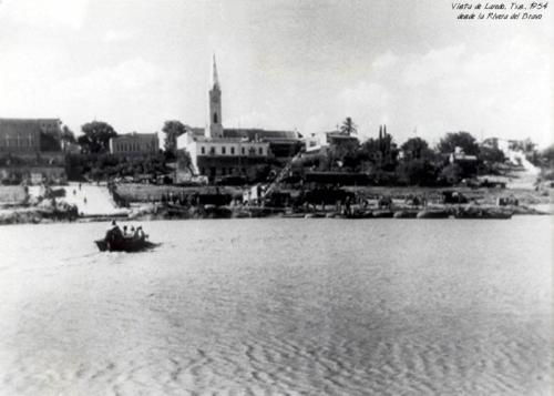 Vista de Laredo Texas desde el Rio Bravo o Grande después de la creciente de 1954.