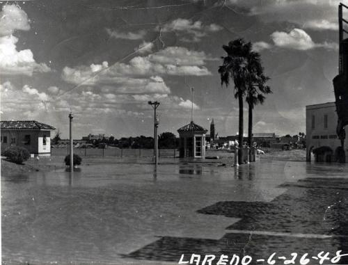 Vista del Río Bravo o Grande desde la garita de Laredo Texas durante la creciente de 1948. Al fondo Nuevo Laredo.