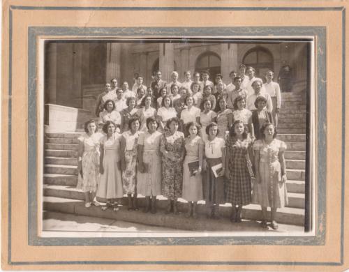 Alumnos del Centro de Capacitación para el Magisterio en la Normal de Saltillo. Abajo extrema izquierda Profra. Ma. del Rosario López. 1950.