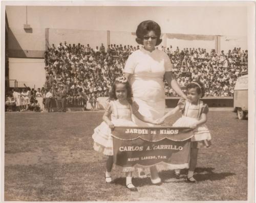 Ana Luisa Serrano y Ma. del Rosario Barrera con la maestra Lydía. Jardín de Niños Carlos A. Carrillo. Marzo 23 de 1964.