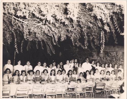 Cena de fin de cursos. Esc. Carlos A. Carrillo. Maestra Ma. del Rosario López y el director Rubén Valladares. 1970.
