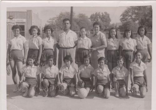 Equipo deportivo de la Esc. Carlos A. Carrillo. Prof. Domingo Paredes y la Profra. Ma. del Rosario López. Nuevo Laredo abril 3 de 1956.