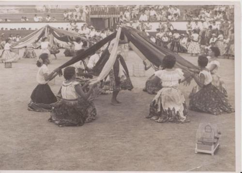Evento con maestras en la Plaza de Toros Nuevo Laredo. Mayo 18 de 1956.