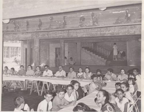 Festejo de fin de cursos con alumnos de sexto grado en la Esc. Carlos A. Carrillo. ca. 1969.