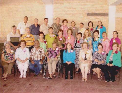 Festejo de maestros jubilados que impartieron clases en la Esc. Carlos A. Carrillo. Mayo de 2009.