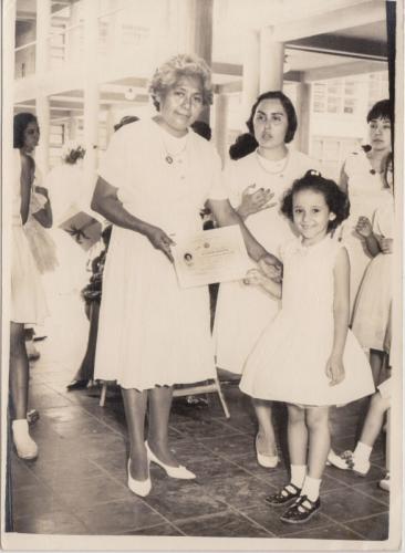 Graduación del Jardín de Niños Carlos A. Carrillo. Nina Ma. del Rosario Barrera López. Nuevo Laredo 1965.