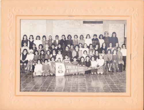 Grupo de niñas de la Esc. Carlos A. Carrillo con la Profra. Manuela Lobo y la directora Profra. Juana Pacheco. Nuevo Laredo Tamps. ca. 1965.