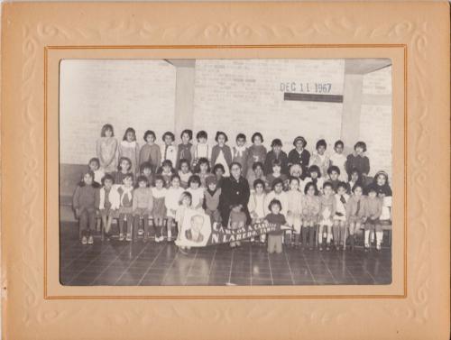 Grupo de niñas de primer grado en la Esc. Carlos A. Carrillo con la Profra. Juanita Vidaurri. Nuevo Laredo Tamps. Dic. 11 de 1967.