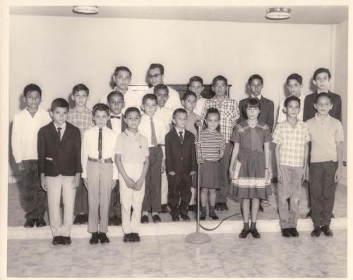 Grupo de niños de la Esc. Carlos A. Carrillo en un programa de radio en XEBK. Ca. 1967.