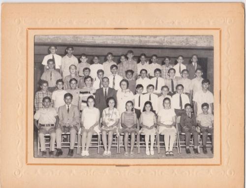 Grupo de sexto grado celebrando fin de cursos en la Escuela Carlos A. Carrillo. Junio 18 de 1971.
