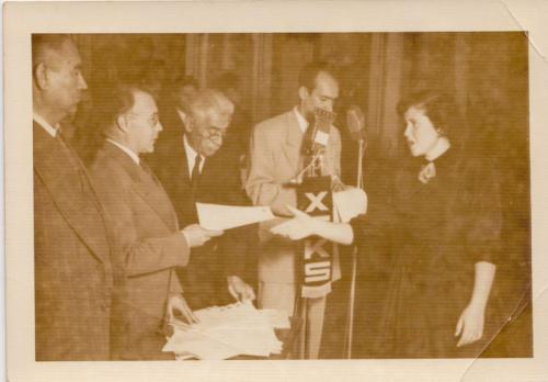 La Profra. Ma. del Rosario López Ramos durante su graduación en el auditorio de la Esc. Normal de Saltillo.
