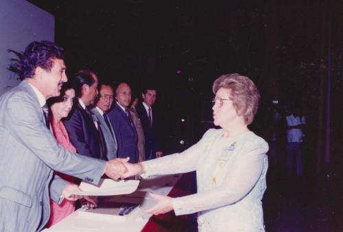 La Profra. Ma. del Rosario López Ramos recibe la presea Ignacio M. Altamirano del Gobernador Américo Villarreal. Ciudad Victoria Tamps. mayo 15 de 1988.