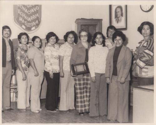 La Profra. Ma. del Rosario López Ramos recibe un reconocimiento por 30 anos de labor. Esc. Donaciano Echavarría. Oct. de 1977.