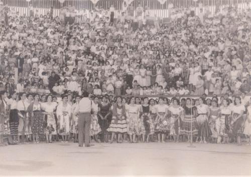 Maestras de Nuevo Laredo cantando a coro. Plaza de Toros Nuevo Laredo. Mayo 18 de 1956.