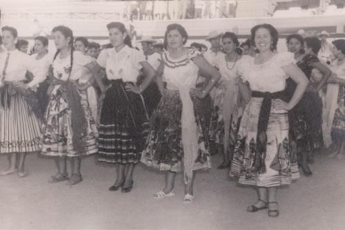 Maestras de Nuevo Laredo durante un festival celebrado en la Plaza de Toros Nuevo Laredo el 18 de mayo de 1956.