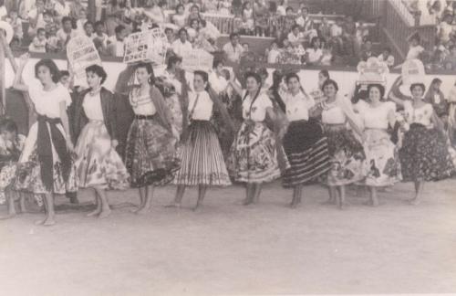 Maestras de Nuevo Laredo participando en festival celebrado en la Plaza de Toros. Mayo 18 de 1956.