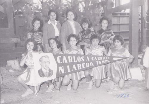 Maestras y alumnas de la Esc. Carlos A. Carrillo antes de participar en el concurso de salto de cuerda por conjunto en la Plaza de Toros Nuevo Laredo. 1960.
