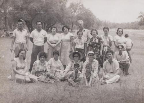 Maestros de la Esc. Carlos A. Carrillo durante un día de campo en Nuevo Laredo. 1954.