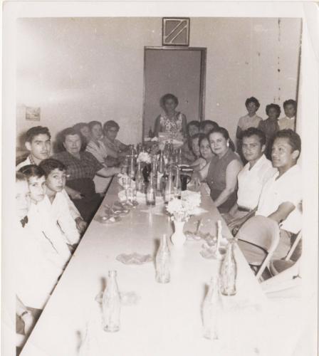 Maestros y alumnos de la Esc. Carlos A. Carrillo en la celebración de fin de cursos en el salón comedor. 1955.