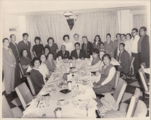 Personal docente de la Esc. Carlos A. Carrillo y algunos invitados en una cena ofrecida el 29 de octubre de 1965.