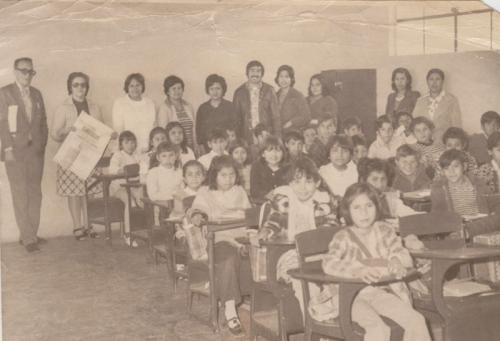 Personal docente y un grupo de alumnos de la Esc. Donaciano Echavarría Matutina en 1977.