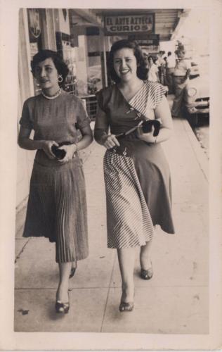 Profesoras Narcedalia Briseño y Ma. del Rosario López Ramos por la Av. Guerrero. Abril 11 de 1954.