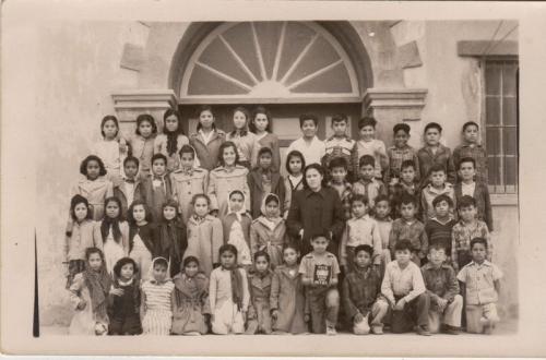 Profra. Ma. del Rosario López Ramos con su primer grupo. Mineral de Agujita Coah. 1947.