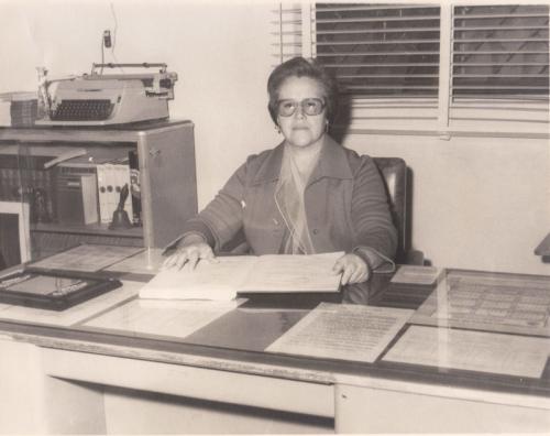 Profra. Ma. del Rosario López Ramos en la dirección de la Esc. Donaciano Echavarría Matutina 1. Oct. de 1977.