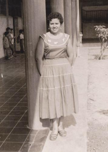 Profra. Ma. del Rosario López Ramos en los pasillos de la Esc. Carlos A. Carrillo. 1954.