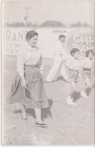 Profra. Ma. del Rosario López Ramos preparando un grupo de niñas de la Esc. Carlos A. Carrillo para una presentación. Noviembre 20 de 1955.