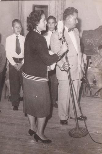 Profra. Ma. del Rosario López como maestra de ceremonias del concurso Tofi Bol. Auditorio Esc. Lauro Aguirre Noviembre 23 de 1956.