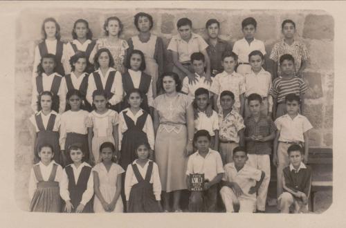 Profra. Ma. del Rosario López con alumnos de quinto grado. Esc. M. Hidalgo Sabinas Coah. Oct. 18 de 1951.