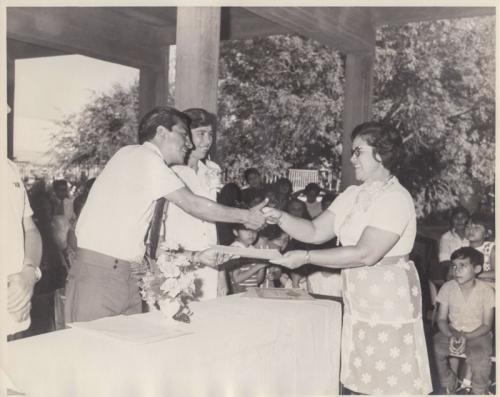 Profra. María del Rosario López Ramos recibe un reconocimiento. Esc. Carlos A. Carrillo Matutina. Junio de 1973.