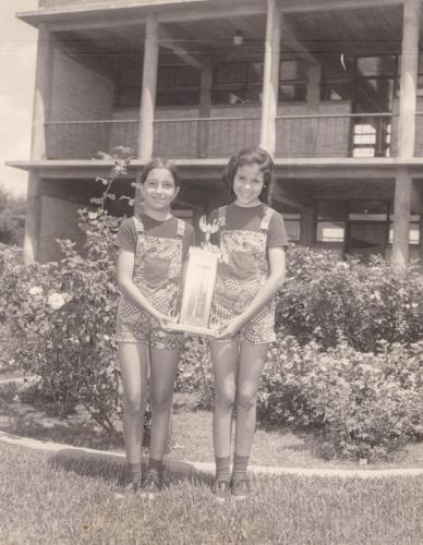 Thelma Herrera González y Laura Barrera López. Esc. Carlos A. Carrillo Matutina. Abril de 1972.