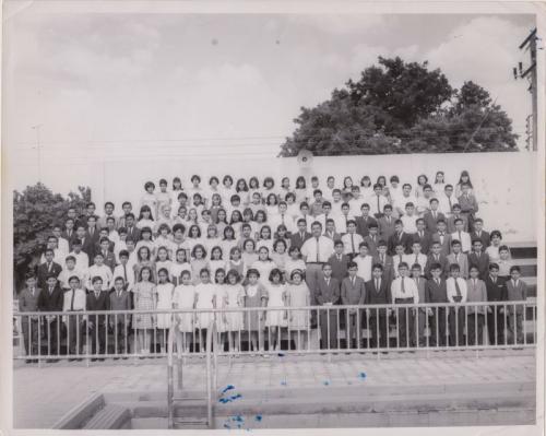 Tres grupos de sexto grado en la Esc. Carlos A. Carrillo retratados en las gradas de la alberca. Junio de 1966.