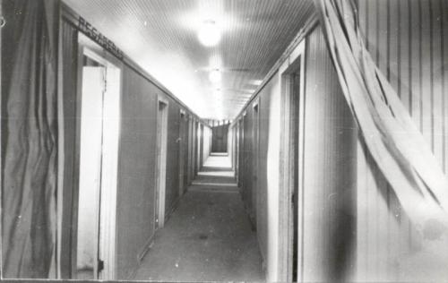 Baños y vestidores en la alberca publica de Nuevo Laredo. Década de 1920.