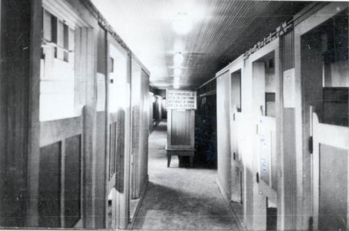 Baños y vestidores en la alberca publica de Nuevo Laredo. Década de 1920.