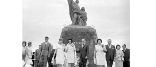 Al centro Eva Sámano de López Mateos tras colocar una ofrenda floral en el Monumento a los Fundadores de Nuevo Laredo. C. a. 1960.