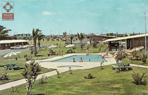 Alberca y jardines del Hotel del Rio en Nuevo Laredo. Década de 1960.