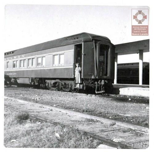 Andenes en la estación del ferrocarril en Nuevo Laredo. Década de 1950.